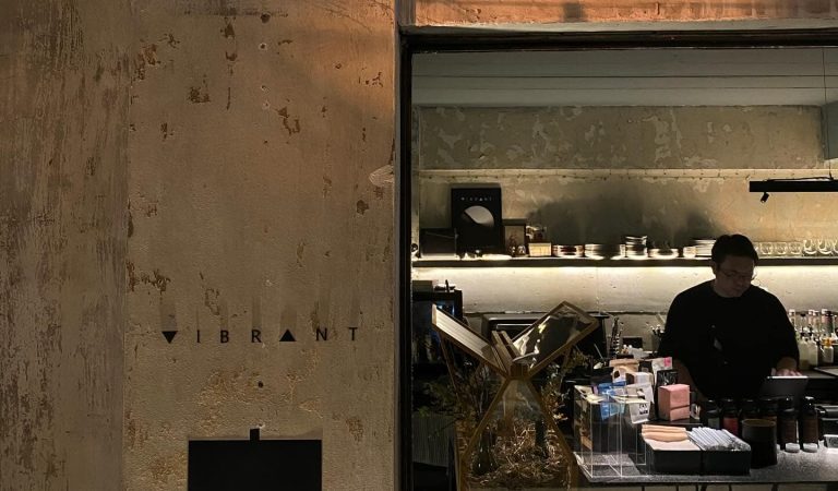 Vibrant Cafe: Where Flavor and Creativity Collide