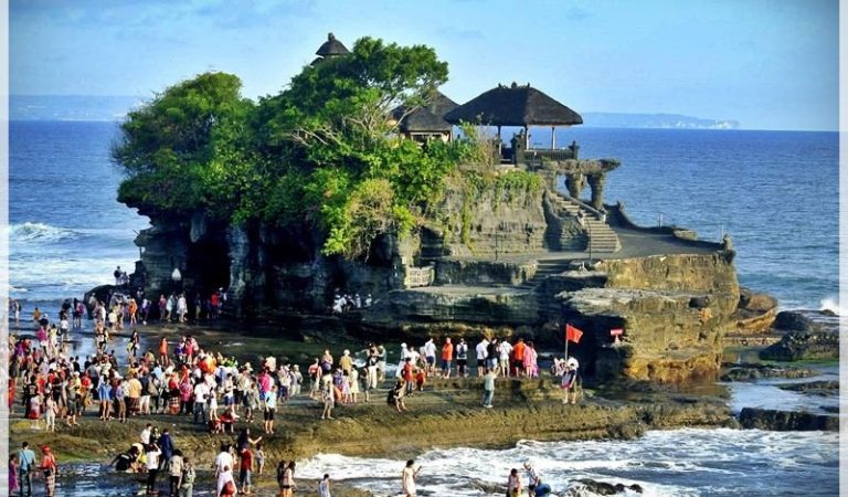 Embrace Bali’s Spiritual Majesty: Tanah Lot Temple, a Must-Visit Gem