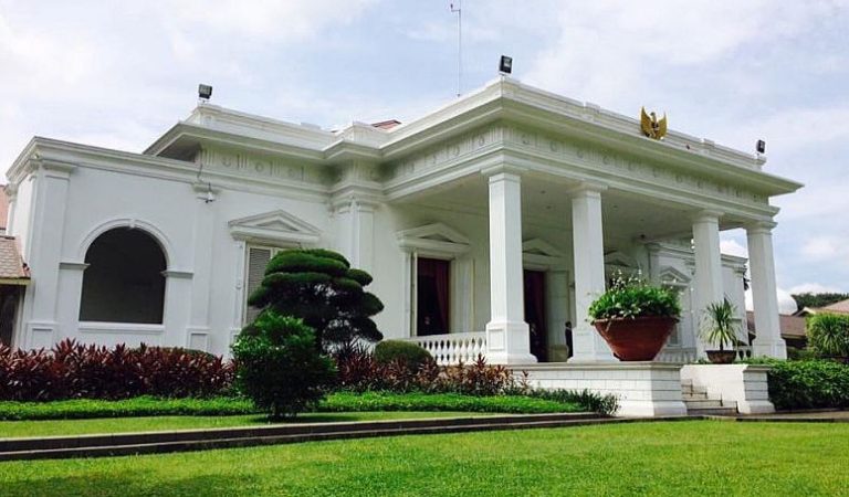 A Glimpse into History: Exploring Istana Merdeka in Jakarta